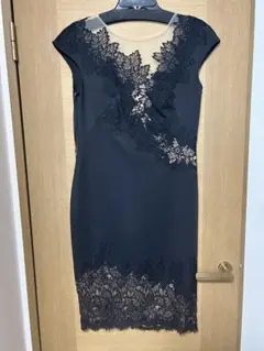 超美品✨ TADASHI SHOJI アシンメトリックスリーブドレス　ワンピース 超美品✨ TADASHI SHOJI アシンメトリックスリーブドレス ワンピース