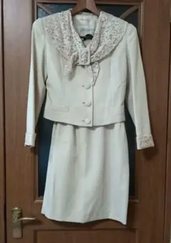 レースリボン付きクリーム色スーツ