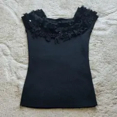 黒いフリル付きニットタンクトップ