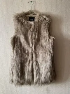 本日限定値下げBershka ベージュファーベスト