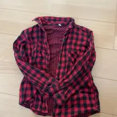 赤と黒のチェック柄長袖シャツ