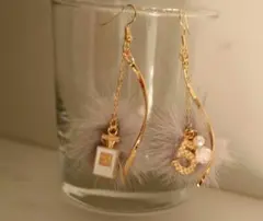 香水瓶とNo.5 ミンクファーゆらゆら ピアス シャネルストーンイヤリング可