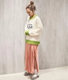 激レア♡UGG(アグ)ロゴ刺繍ニットセーター　ホワイト×グリーンのサムネイル