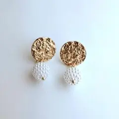 【上品に揺れる】パールボール×ゴールドプレート ピアス