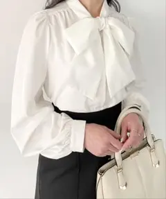 【レア】M junoah ジュノア リボンボウタイブラウス ホワイト ブラウスのサムネイル