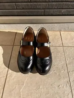 黒いレザー ストラップ付きローファー