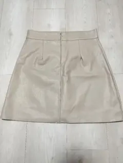 アイボリー 合成皮革 タイトミニスカート
