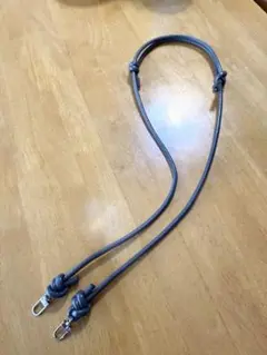 スマホショルダー　ストラップ　グレー　スタイリッシュ　レザー　おしゃれ