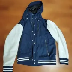 フード付きネイビーとホワイトジャンパー