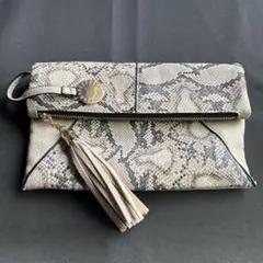 ヘビ柄タッセル付きクラッチバッグ