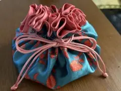 Velnica 巾着ポーチ ブルー オレンジ 花柄のサムネイル