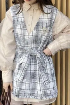 ナイスクラップ　ベルト付　ブローチ付　チェック柄 Vネック ベスト　ジレ