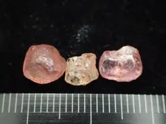 マラヤガーネット原石3石セット　合計4.960ct. 弱蛍光　MLY-02