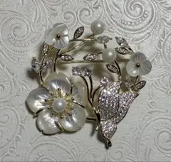 ブローチ 桜 花 蝶々　天然石 白蝶貝 スワロフスキー パール　白18KGP
