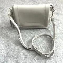 グレー タッセル付きショルダーバッグ　ストラップ取り外し可