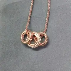 スワロフスキー社製クリスタル使用☆三連リングネックレス