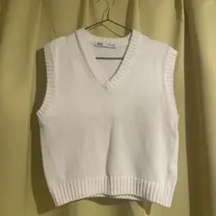 【美品】オフホワイト Vネック ニットベスト　ザラ　ZARAのサムネイル