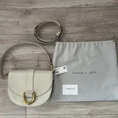 CHALES＆KEITH ガビーヌ　レザー サドルバッグ2way chalk