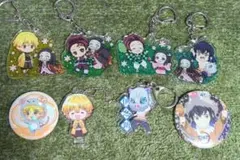 鬼滅の刃✨キーホルダー&缶バッジ　８個セット✨