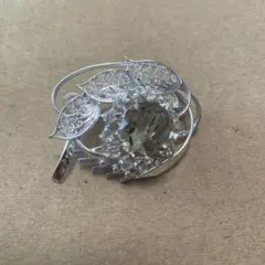 エレガントなシルバー調ブローチ