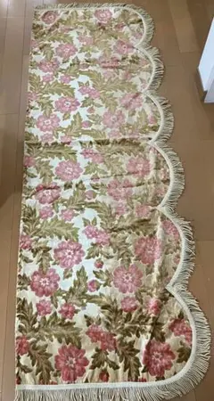프린지가 달린 피아노 상단 커버