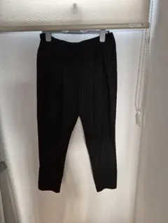 黒のプリーツ入りスリムフィットパンツ M