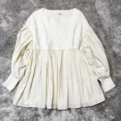 BEAMS HEART プリーツニット ブラウス アイボリー 白のサムネイル