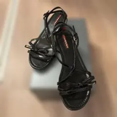PRADA ブラック エナメル サンダル