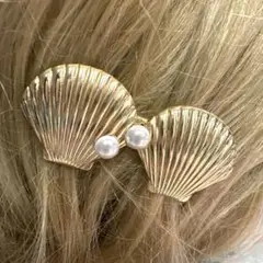 特価一点☆✴︎ヘアピンコーナー677Aキラキラパール付貝型二つ合金クリップ金色
