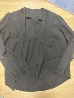 ブラック長袖シャツ ボタン付き