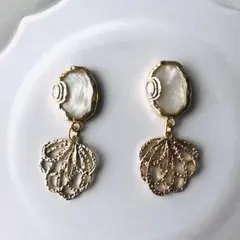 ホワイトシェル　オーバル　×ゴールドフラワー　ピアス　イヤリング