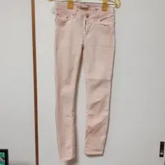 薄いパステルピンクのデニム風パンツ