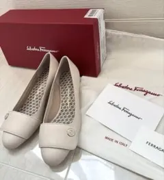 フェラガモ　新品　パンプス　バレエシューズ　ガンチーニ　35.5 22.5 白系