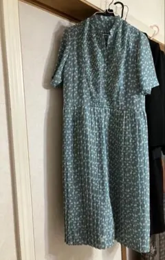 セール！プリーツワンピース、ベルト付き