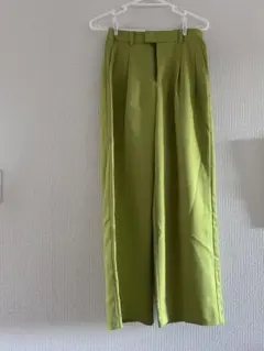 ワイドパンツ 明るいグリーン プリーツ入り