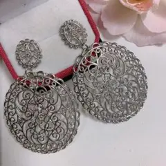 新品未使用 大振り透かしデザイン シルバーカラーピアス