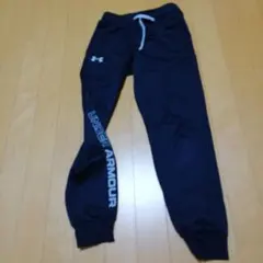 アンダーアーマー　黒にロゴ　ジャージ　パンツ　140