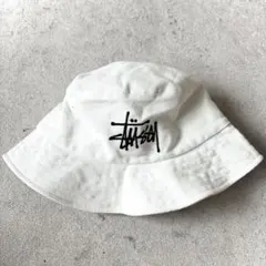 ステューシー 刺繍ショーンフォントロゴ バケットハット バケハ 白 stussy