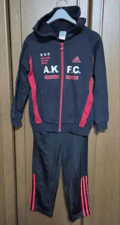 adidas ジップアップパーカー ズボン 黒/赤　サイズ違い 　色褪せ