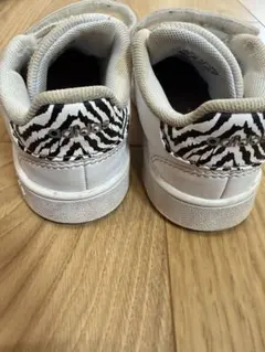adidas 15cm キッズスニーカー ホワイト ゼブラ柄