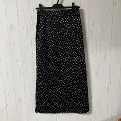 黒と白の水玉模様タイトスカート