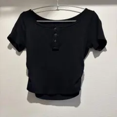 【SALE】黒のボタン付きショート丈Tシャツ Mサイズ