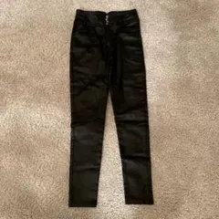 ブラックレザー風スキニーパンツ