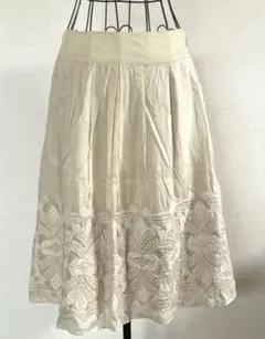 バナナ・リパブリック　クリーム色 刺繍 フレアスカート