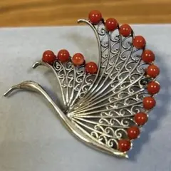 赤珊瑚のついた鶴.孔雀デザイン　アンティーク調シルバーブローチ