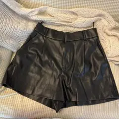 ZARA ショートパンツ　合皮ブラック