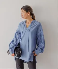 26日まで価格 ブルー 長袖 Vネック シャツ BAYFLOW