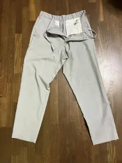 GU ライトグレー アンクルパンツ