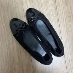 リボン付き黒フラットシューズ
