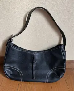 黒いレザーハンドバッグ（肩掛け）